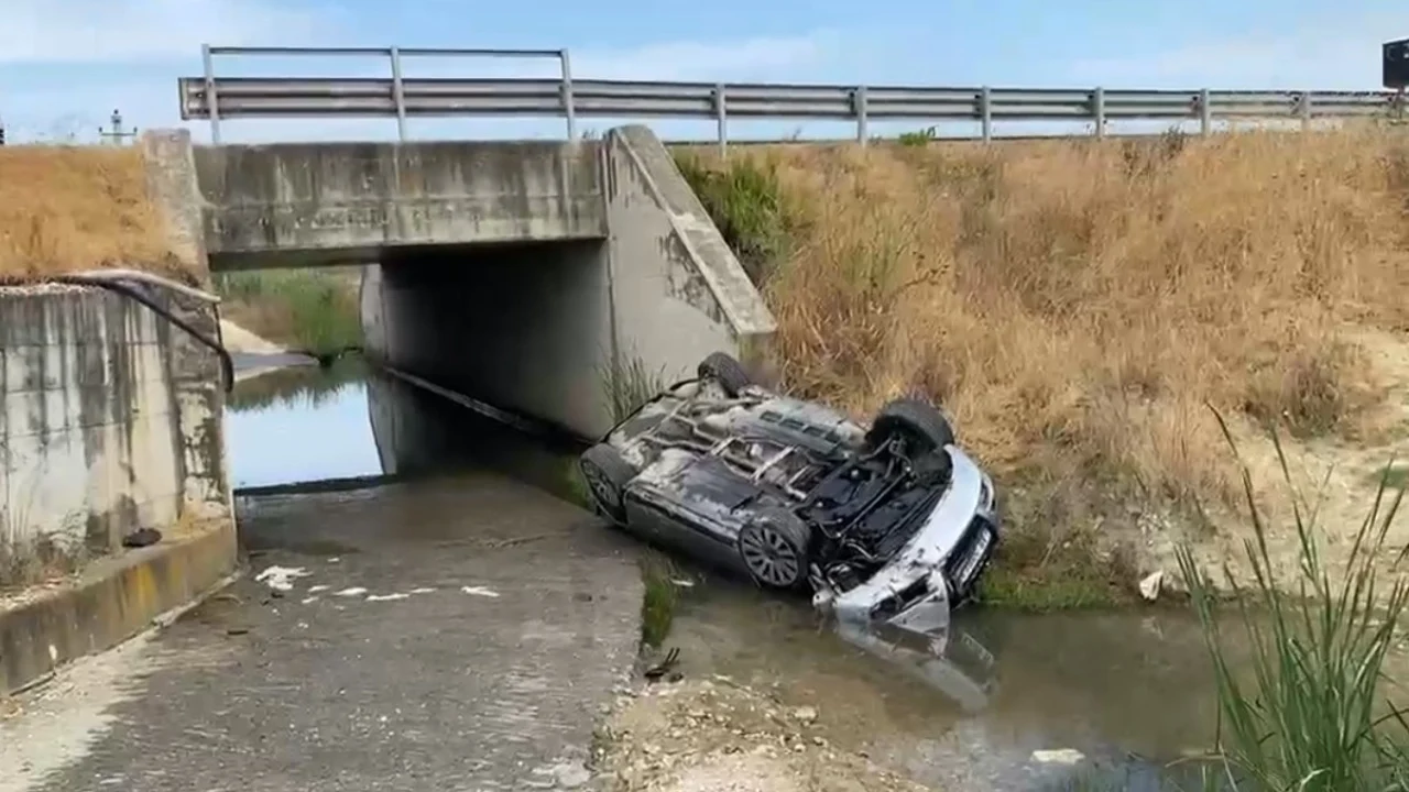 Aksident në autostradën Fier-Lushnjë, makina del nga rruga dhe përfundon poshtë mbikalimit