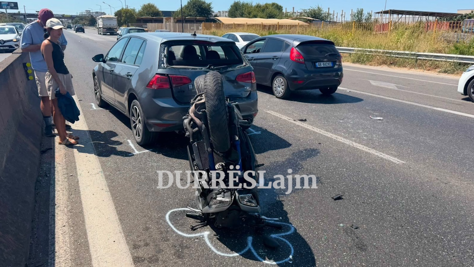 Tjetër aksident në Durrës, përplaset motori me makinën në autostradë, plagoset motorçiklisti