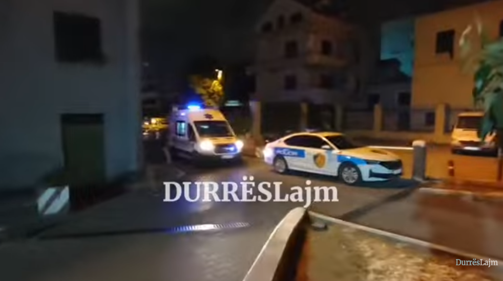 VIDEOLAJM/ Momentet kur ambulanca sjell në Urgjencën e Spitalit të Durrësit të aksidentuarit