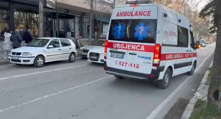 Makina përplaset me shtyllën në Divjakë, humb jetën drejtuesi 82-vjeçar