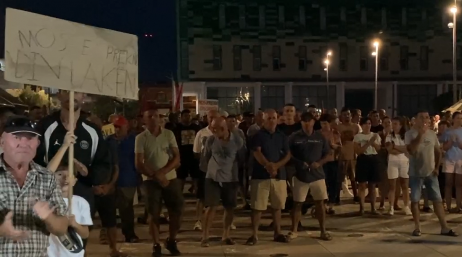 Tetë ditë protestë në Divjakë, banorët kundër bashkimit me Lushnjën, djegin kartat e PS-së dhe nisin peticionin
