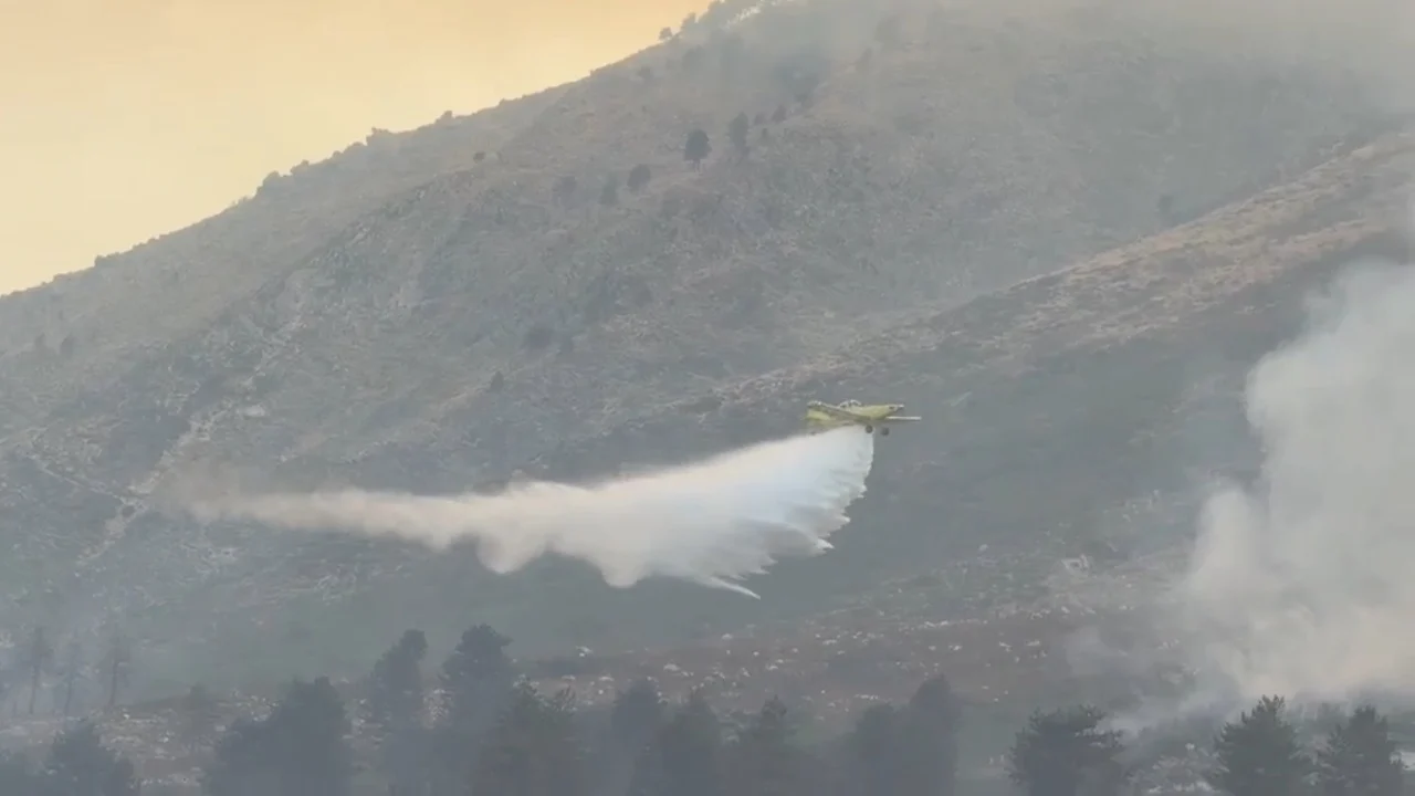 Zjarri mbi Dukat merr përmasa më të mëdha, përhapet drejt Malit të Çikës. Nis ndërhyrja me dy avionët “Air Tractor”