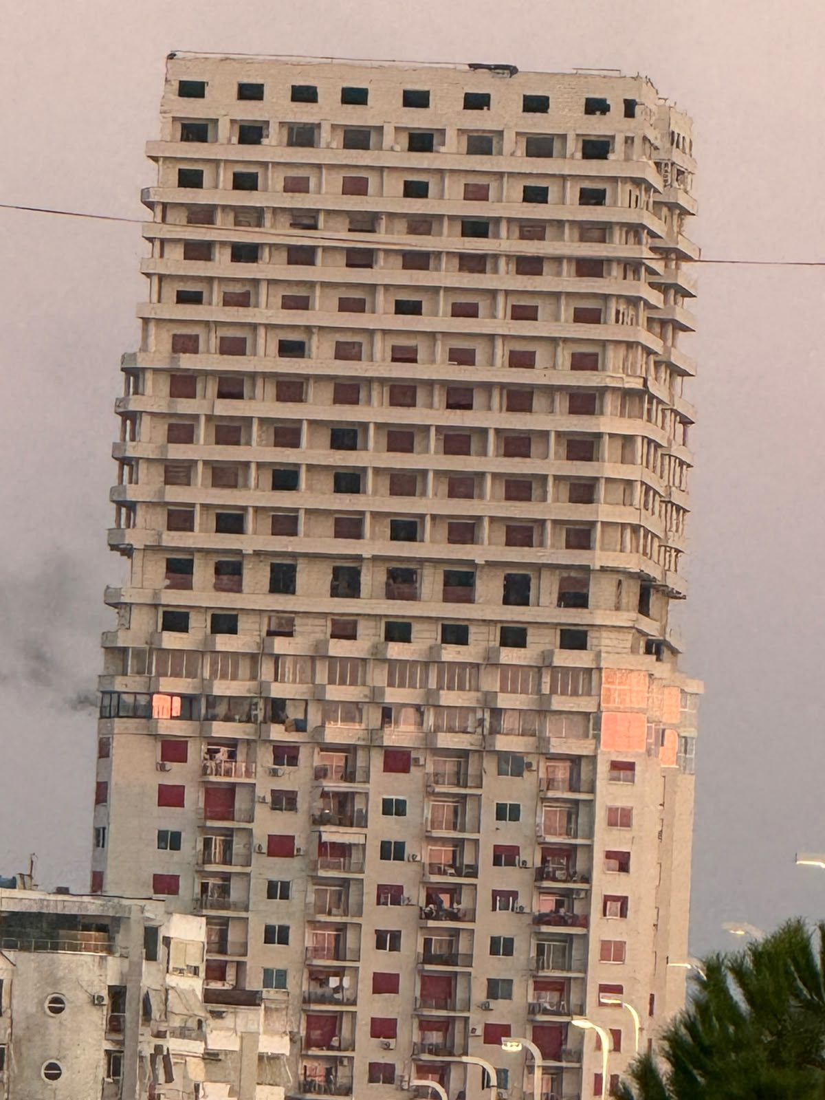Zjarri në apartamenti në Shkëmbin e Kavajës, policia: 6 persona në spital nga tymi