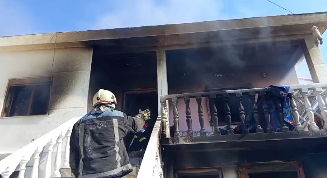 Zjarri shkrumbon banesën në Lushnjë, fqinjët shpëtojnë çiftin e të moshuarve