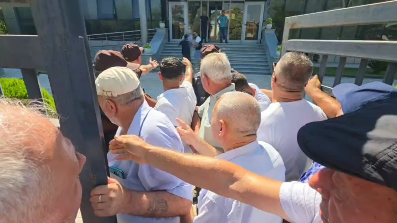 Tensionohet protesta në Patos-Marinëz, banorët përplasen me rojet e “Bankers Petroleum”