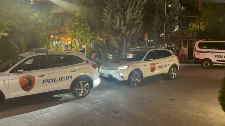 Parandalohet ngjarja kriminale në një bar në Tiranë/ Goditi me qytën e pistoletës në ballë një person, arrestohet autori dhe i dëmtuari