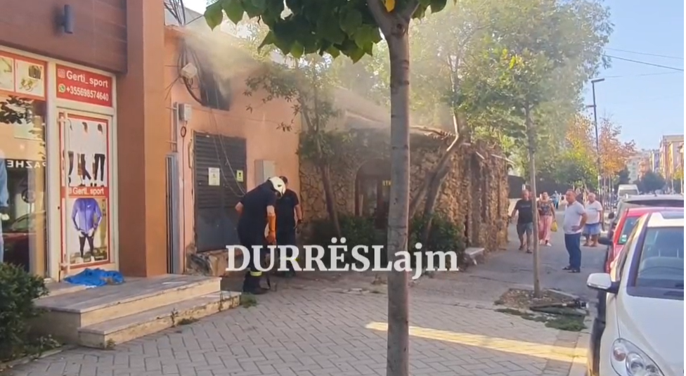 Zjarr në një kabinë elektrike në Durrës, ndërpritet energjia në zonë (VIDEO)