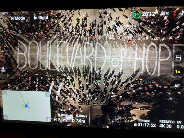 “Boulevard of Hope”/ Pas fjalimeve, protestuesit lanë mesazhin me shkronja gjigante para Kryeministrisë