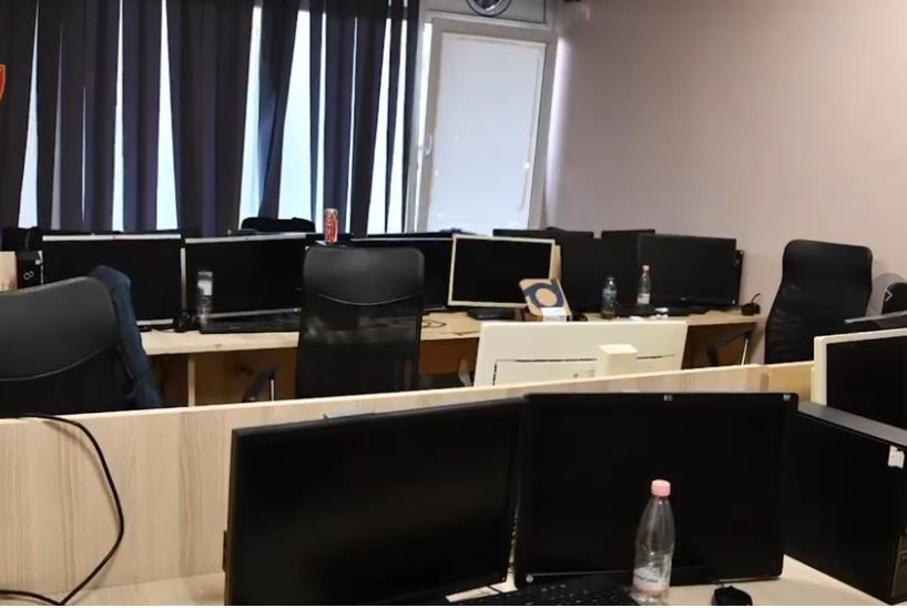 Mashtronin të huajt si të rifitonin paratë e humbura në ‘Call Center’, dërgohen në gjyq tre persona