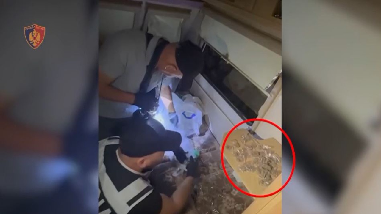 Shisnin doza kokaine dhe kanabisi në Dhërmi, dy të arrestuar