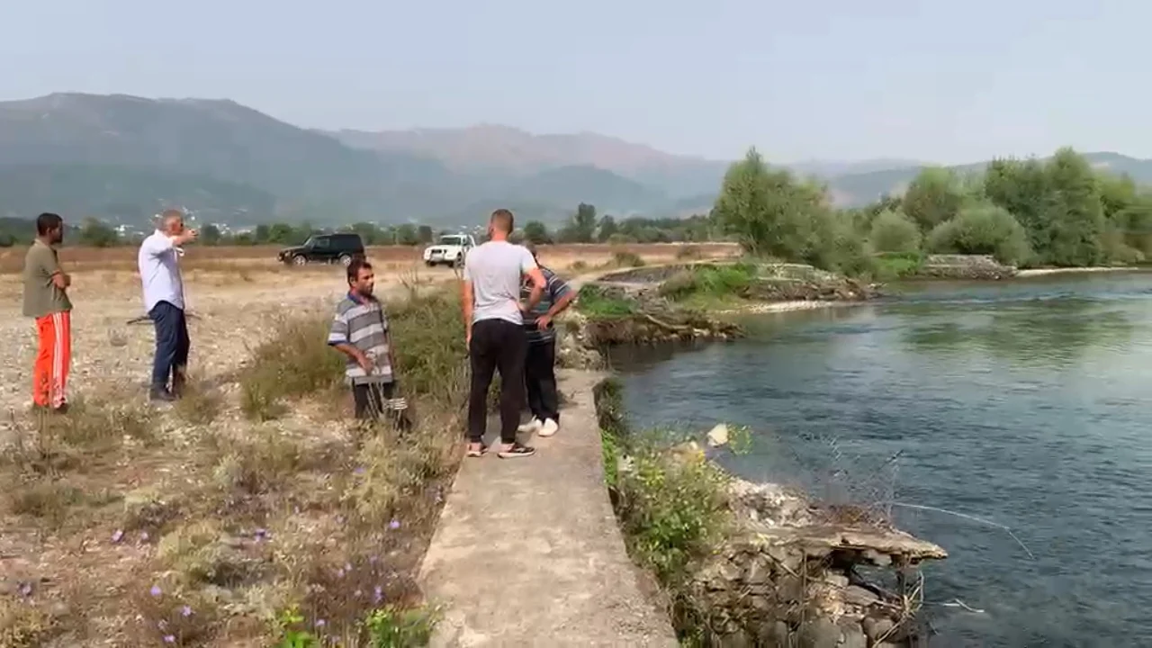 Shkoi me të afërmit për t’u larë dhe u mbyt, gjendet trupi i vajzës 7-vjeçare në lumin Drin