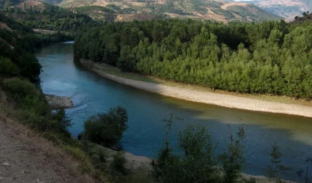 Rrjedha e ujit merr 5 të afërm në lumin Drin, shpëtohen 4 prej tyre, një vajzë 7 vjeçe dyshohet e mbytur