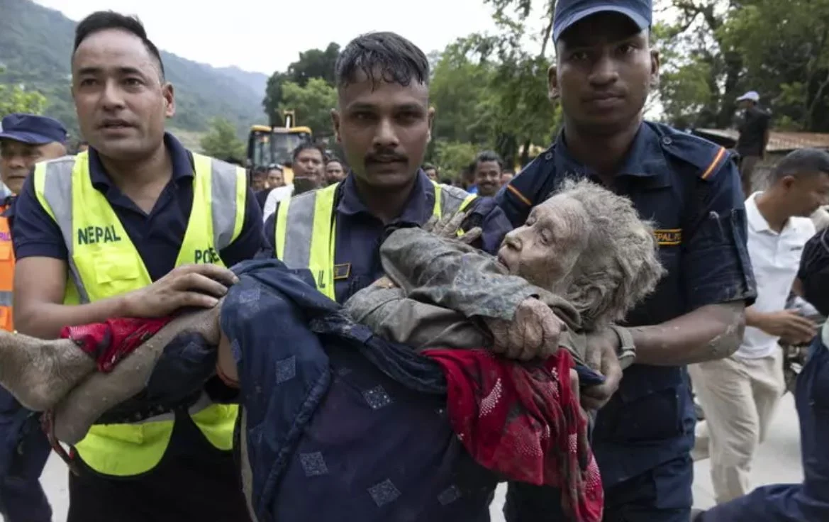 Simbol i mbijetesës në Nepal/ E mbuluar nga balta, 94-vjeçarja nxirret e gjallë pas katastrofës…