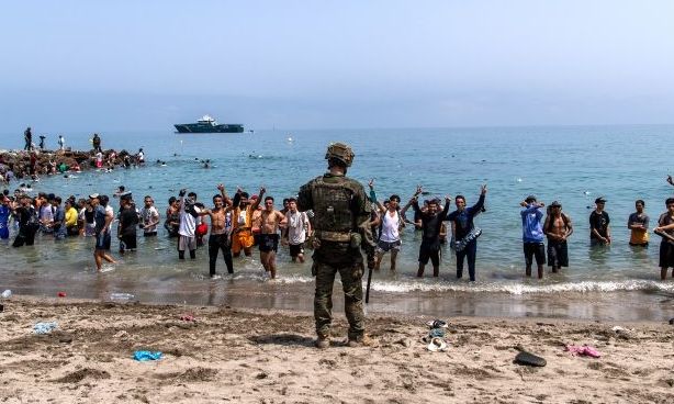 Alarm në Ceuta! Spanja blindon kufirin, ushtarët në rrugë pas thirrjeve për një tjetër kalim masiv të migrantëve