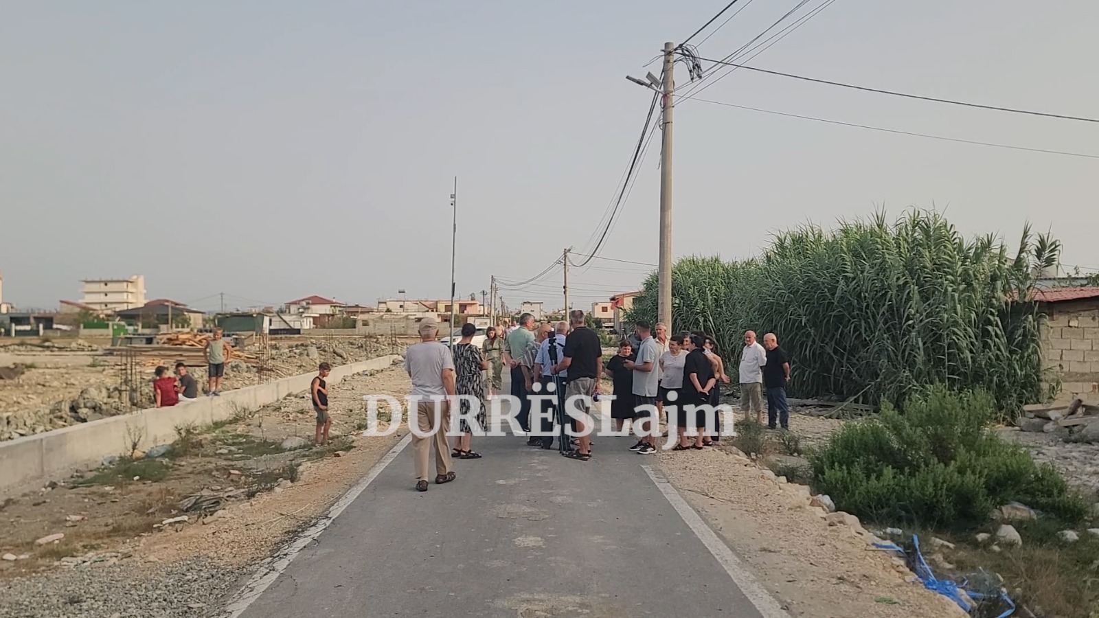 Banorët e Spitallës në protestë: Na zgjidhni kërkesat, ose do të bllokojmë rrugën! (VIDEO)