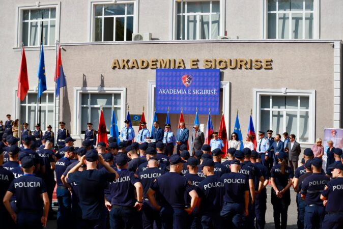 Policisë së Shtetit i shtohen 389 të rinj dhe të reja, Lamallari: Uniforma nuk ju jep privilegje, por përgjegjësi!