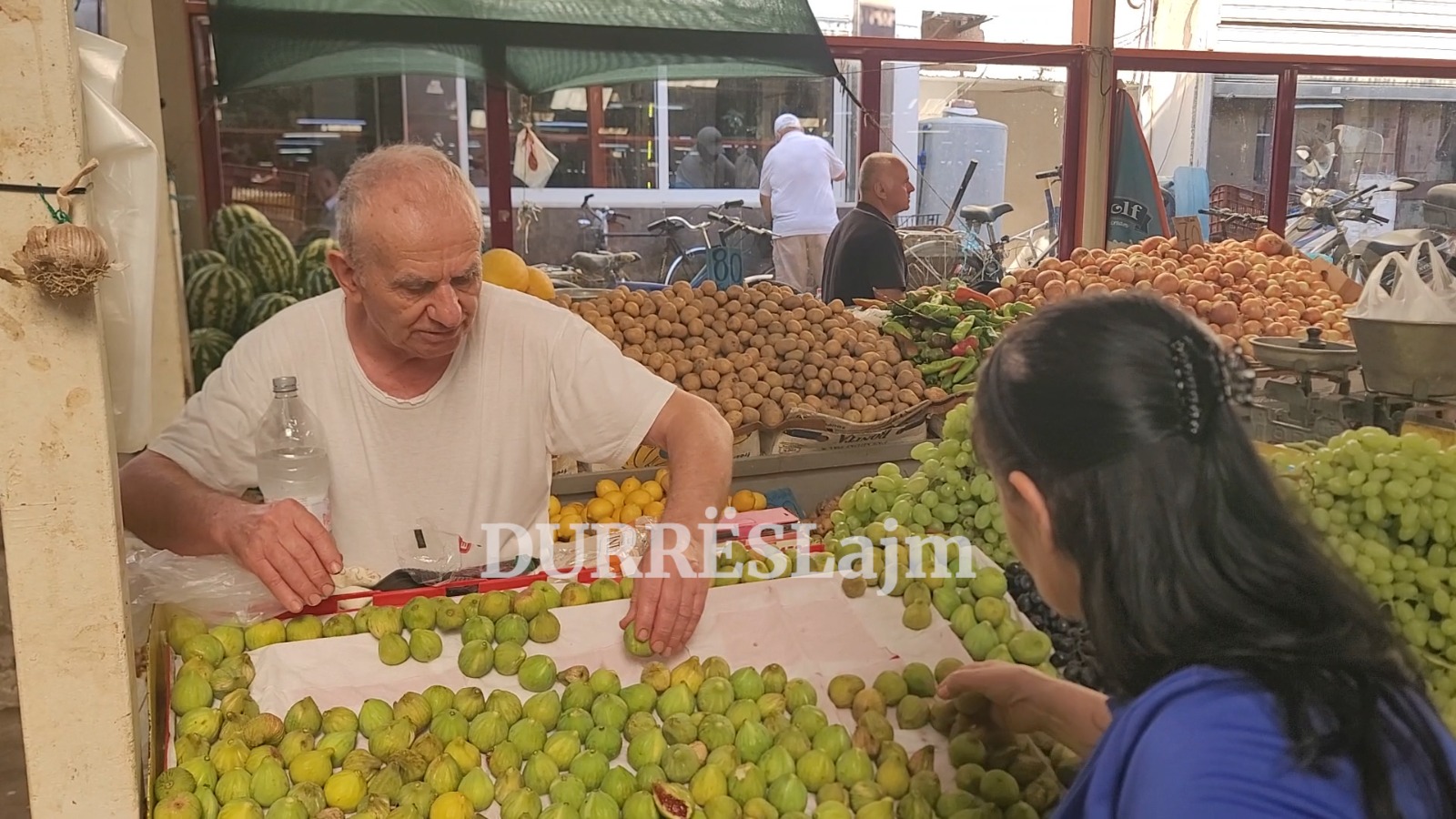 U rikthye nga Italia dhe para një muaji nisi punën në markatën e Durrësit, tregtari 70-vjeçar që po sfidon moshën (VIDEO)