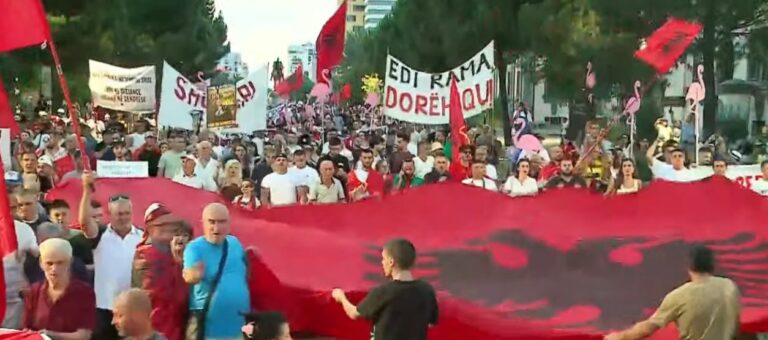 Revolta kundër Ramës hyn në ditën e 77-të/ Diaspora sërish në Tiranë, nis marshimi i qytetarëve drejt Kryeministrisë 