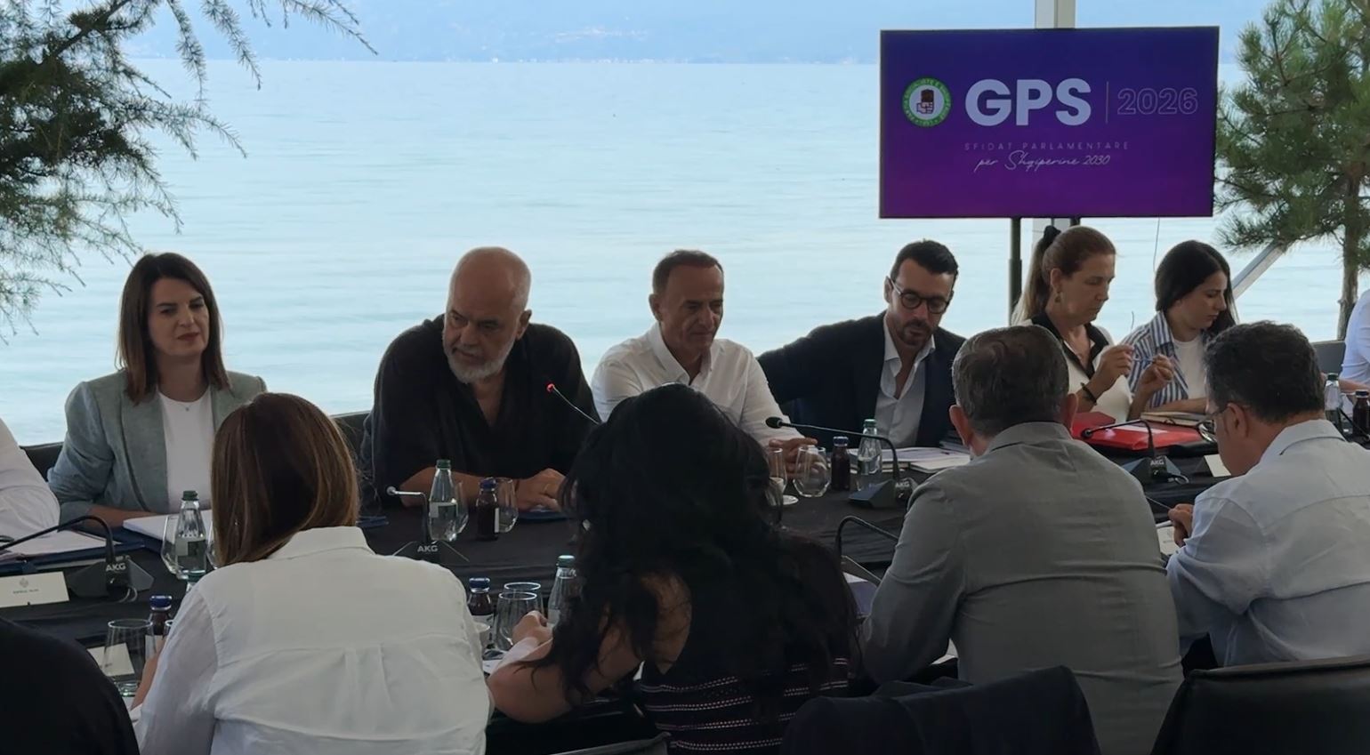Rama zbardh diskutimet në Pogradec: Do fuqizojmë drejtuesit politik! Ministrat çdo muaj do ndjekin personalisht shqetësimet! Deputetët të punojnë…