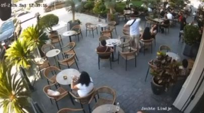 VIDEO/ Momenti kur autori ngrihet në lokal dhe i vë pas koke pistoletën shënjestrës, Bitoci e ‘neutralizon’ dhe ikën me vrap