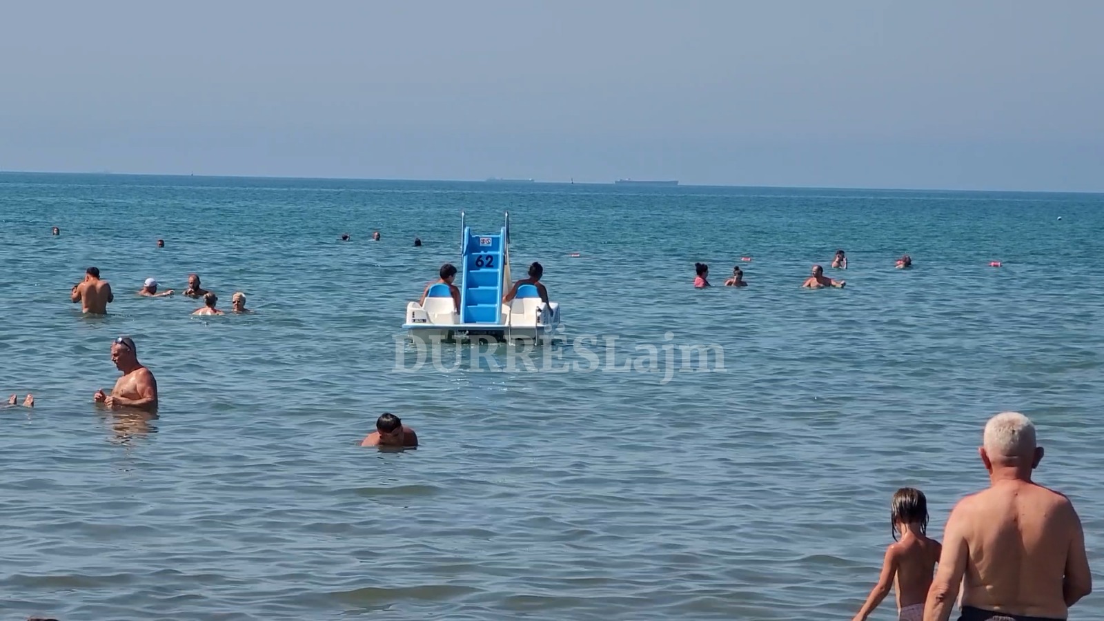 Plazhi i madh i superpopulluar në gusht, sa e preferojnë durrsakët në këtë muaj të vitit (VIDEO)