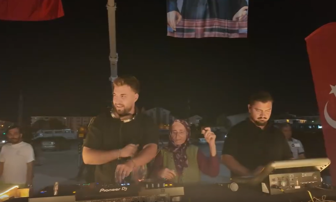 VIDEO/ 78-vjeçarja “vjedh” shfaqjen në koncert, kërcimi i saj me DJ-n bëhet viral në Turqi