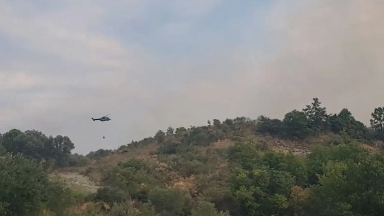 Zjarret mbeten aktive në disa fshatra të Fierit, në terren dy helikopterë dhe dhjetëra forca speciale