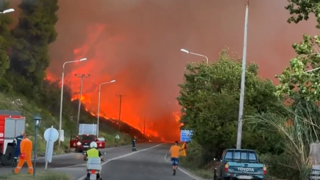 Flakët pushtojnë Halkidikin në Greqi, evakuime urgjente të banorëve