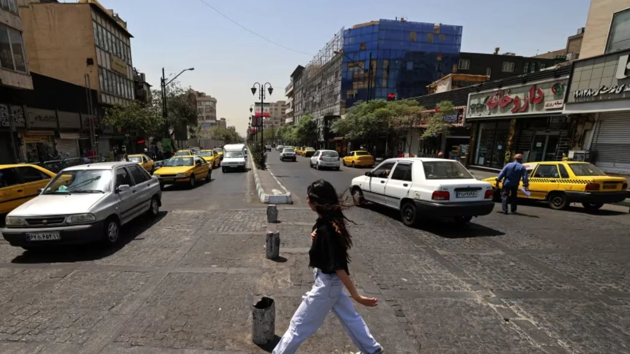 Gratë iraniane sfidojnë presionin për hixhabin, autoritetet mbyllin kafene e restorante