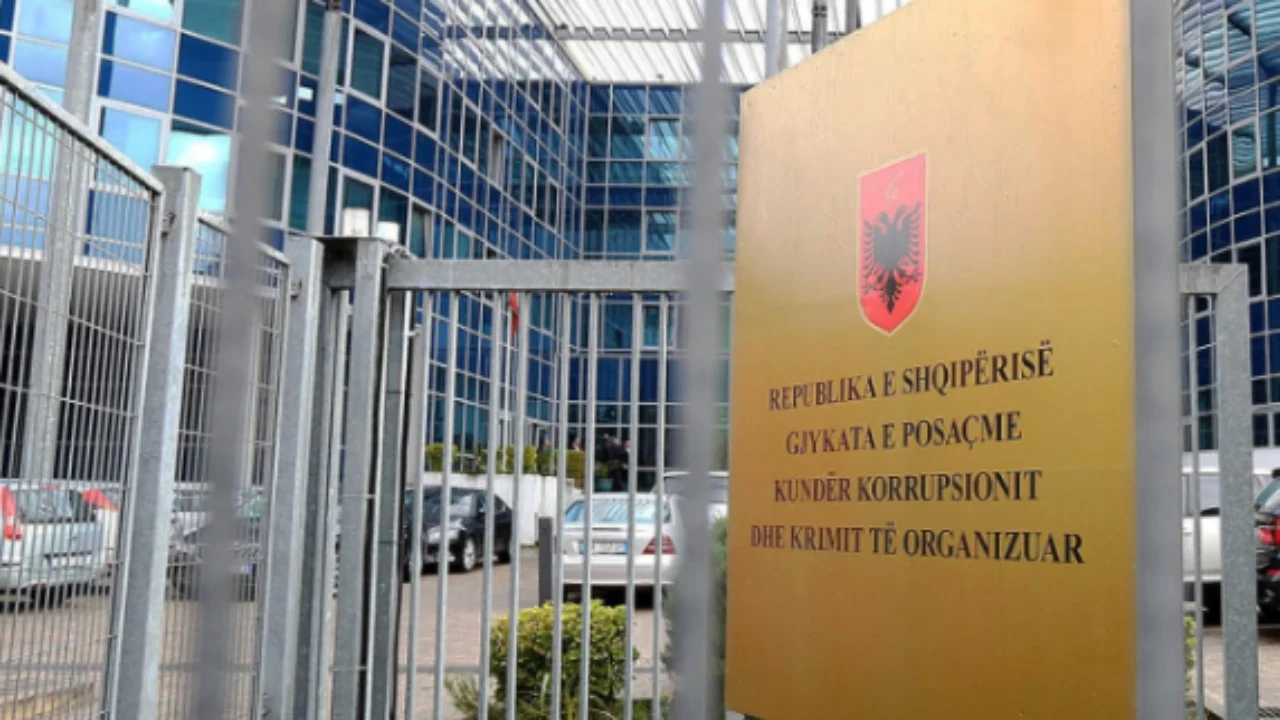 U ekstradua nga Anglia në Shqipëri, Gjykata e Posaçme lë në burg Xhuljano Hoxhën