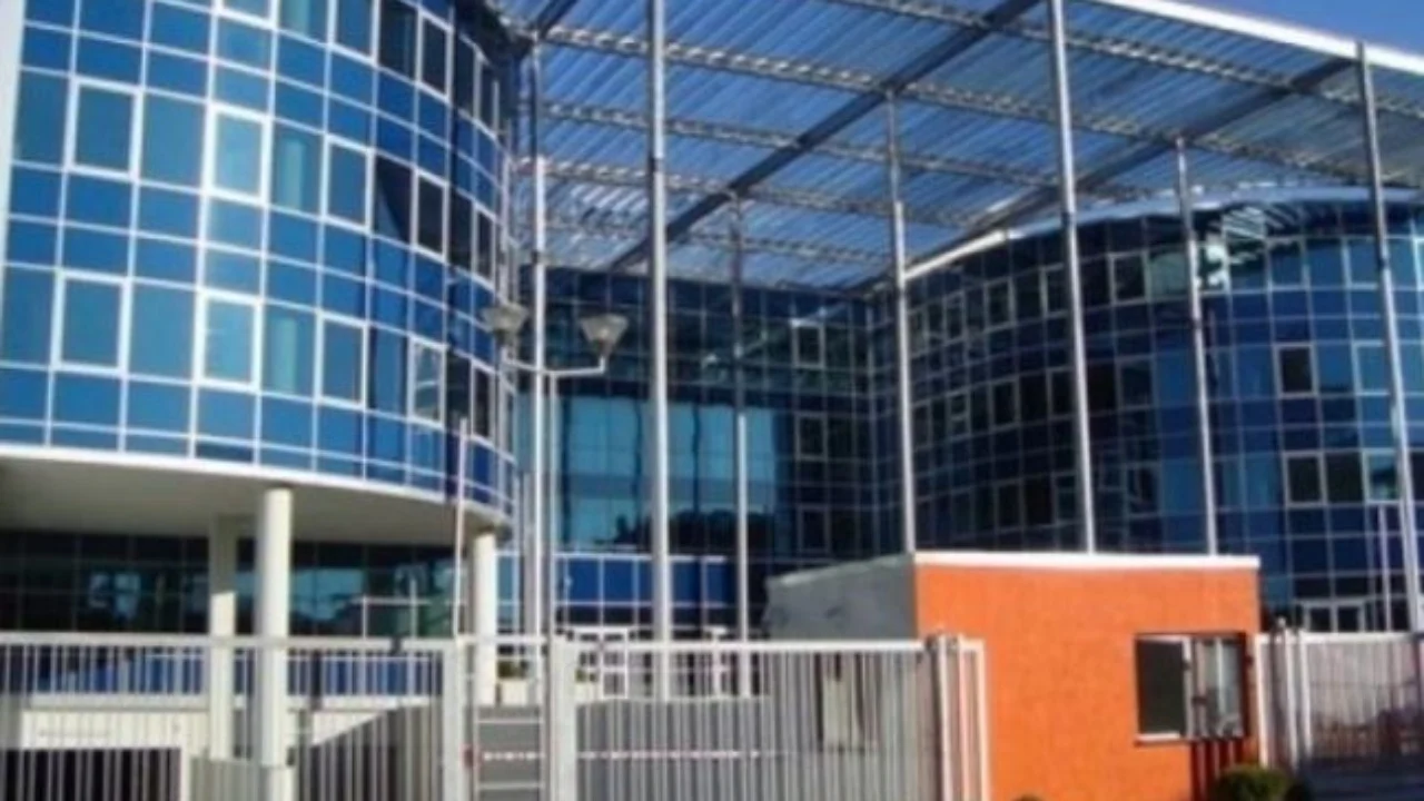 AGSH kundërshton rregulloren e re të GJKKO-së për kamerat dhe celularët në sallat e gjyqeve: Kufizon punën e gazetarëve