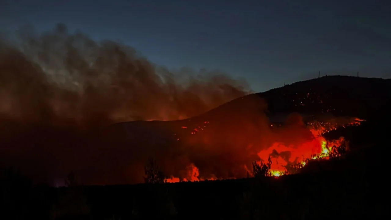 Flakët dalin jashtë kontrollit në perëndim të Atikës në Greqi, digjen rreth 150 banesa