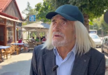 Ndaloi me bastun të dilte nga salla kryetarin e këshillit të PS Maliq/ Flet i moshuari: U revoltova, këshilltarët në mbledhjen tjetër ishin kundër shkrirjes