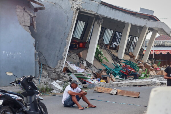 Mbi 12 mijë njerëz jashtë shtëpive, frikë dhe panik pas tërmetit të fuqishëm në Indonezi