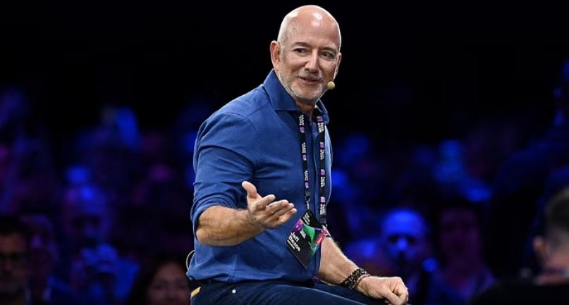Jeff Bezos, pranë akordit për blerjen e 30% të kuotave të Liverpool-it