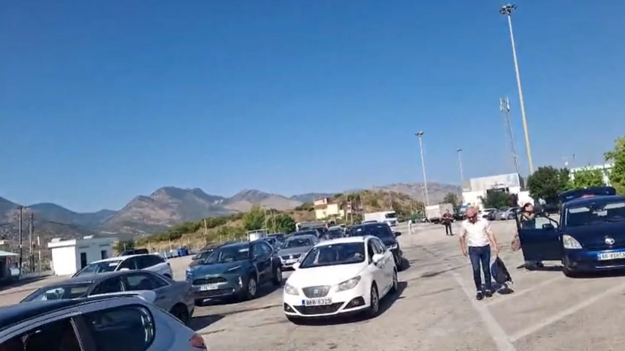 Mbi 10 mijë hyrje-dalje në Pikën Kufitare të Kakavijës në 24 orët e fundit, mbi 500 prej tyre turistë