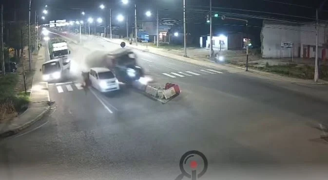 Kamioni me frena të prishura përplaset me disa makina në semafor, tre të vdekur