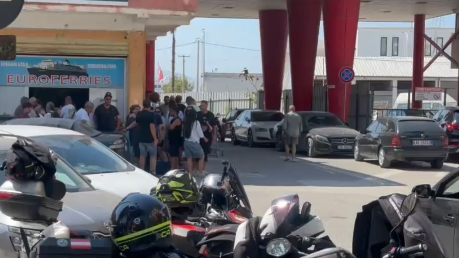 Kaos në Portin e Vlorës, mungesa e energjisë pengon imbarkimin e qindra pasagjerëve