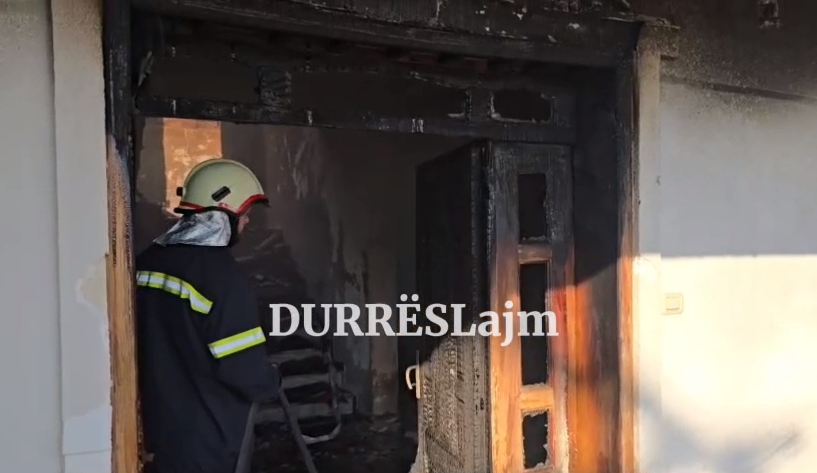 Digjet plotësisht një banesë në Kënetë të Durrësit, shkak dyshohet shkëndija elektrike (VIDEO)