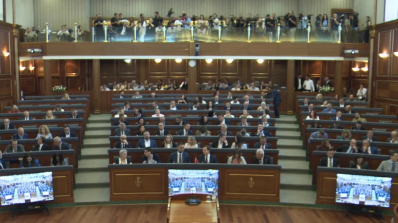 Hapet rruga për konstituimin e Kuvendit të Kosovës, miratohen mandatet e deputetëve