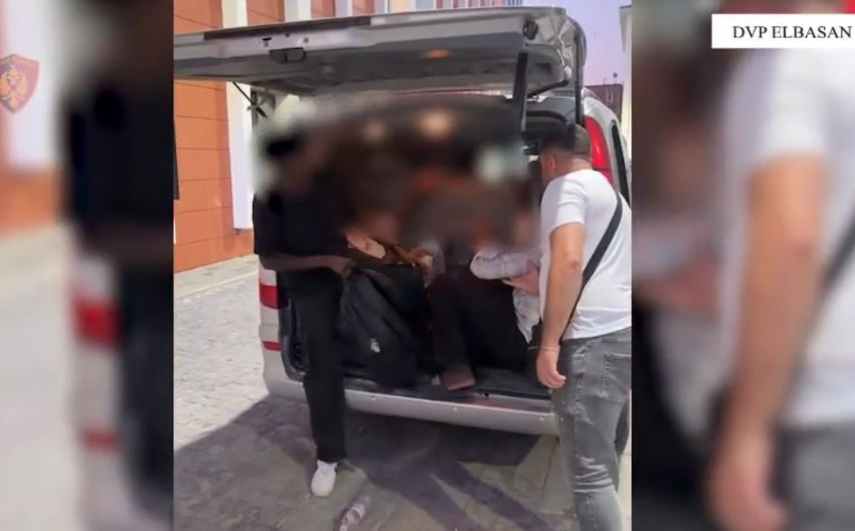 Transportonin 24 emigrantë drejt BE-së, arrestohen tre persona në Elbasan (EMRAT)