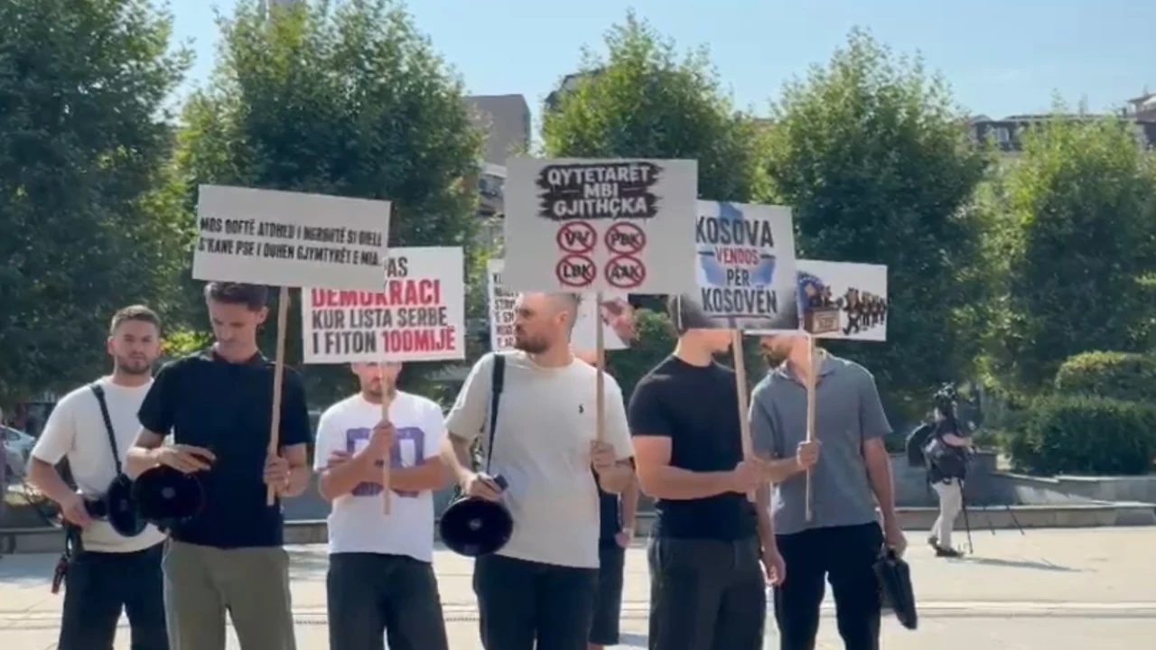 Protestë para Kuvendit të Kosovës në nisje të seancës konstituive, thirrje kundër ligjit për shtetësinë