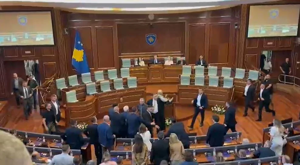 Seanca në Kuvendin e Kosovës, plas sherri mes deputetëve, Kurti goditet me vezë