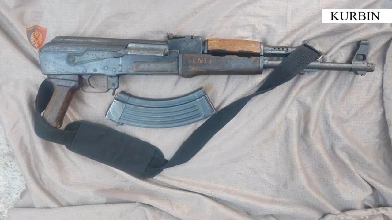 Dhuna ndaj babait dhe kunatës çon në zbulimin e arsenalit në Laç. Gjenden 5 kallëpë tritoli dhe armë me fishek në fole