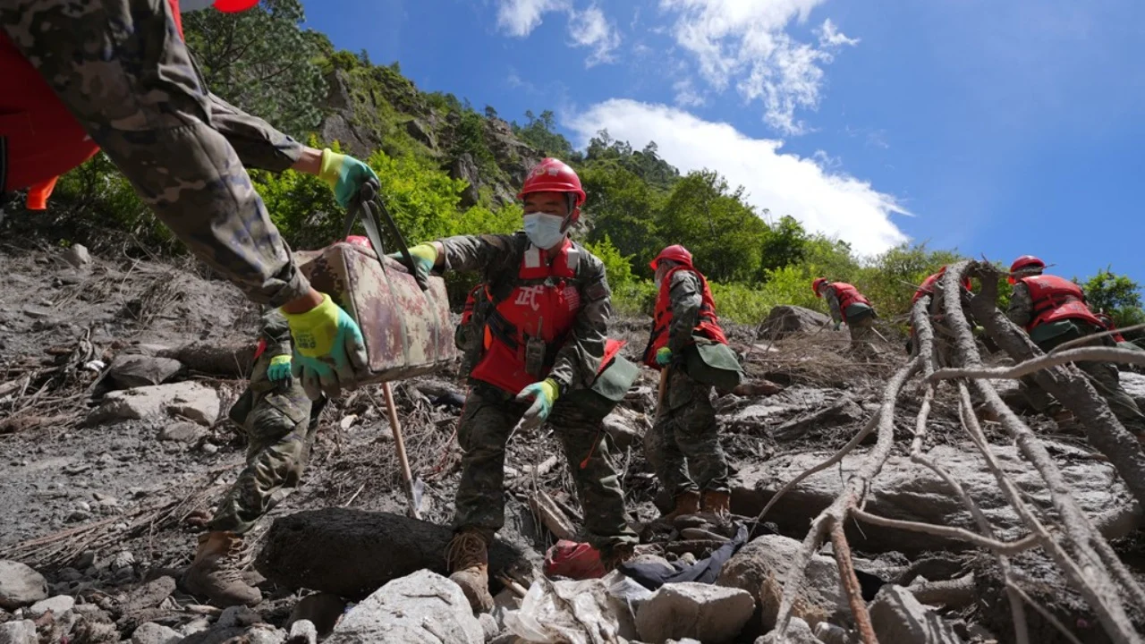 Përmbytjet katastrofike në Nepal dhe Tibet/ Pezullohen operacionet e shpëtimit, frikë për një valë të dytë