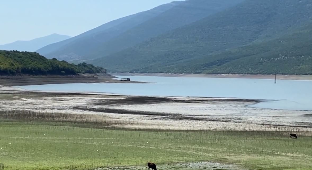 Temperaturat e larta “thajnë” liqenin e Vermicës. Dalin në sipërfaqe rrënojat e Doganës së Morinit