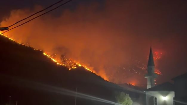 Përkeqësohet situata nga zjarri në Parkun e Lurës, flakët i afrohen banesave