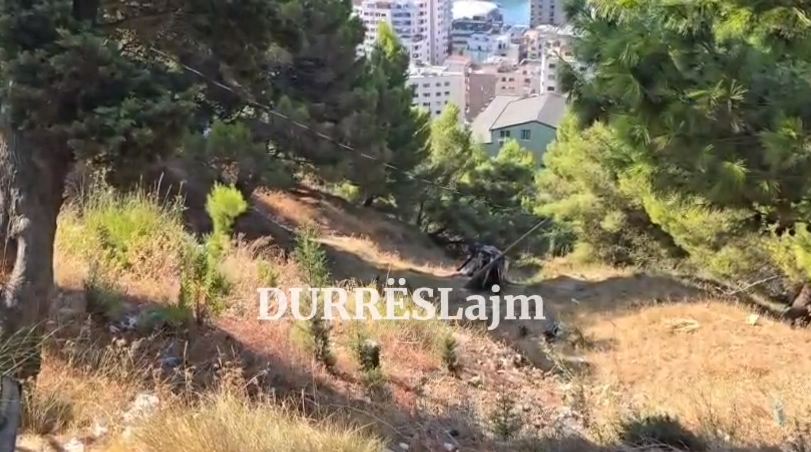Makina bie nga disa metra lartësi te Vila e Zogut në Durrës (VIDEO)