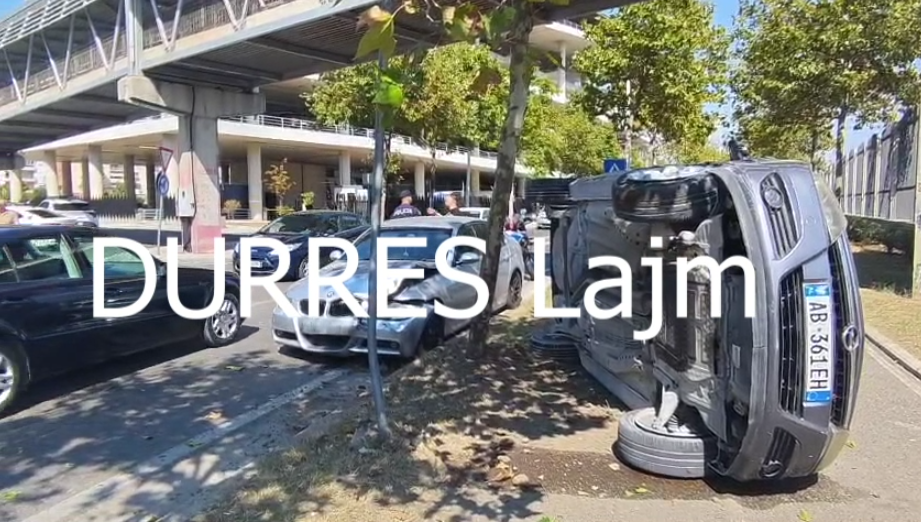 Përplasen dy makina në Durrës, njëra kthehet përmbys. Dy të plagosur dërgohen në spital (VIDEO)