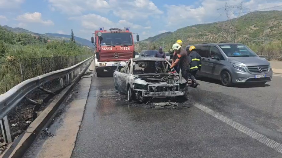 Përfshihet nga flakët një automjet në aksin Bradashesh-Tuneli i Krrabës, bllokohet për disa minuta qarkullimi